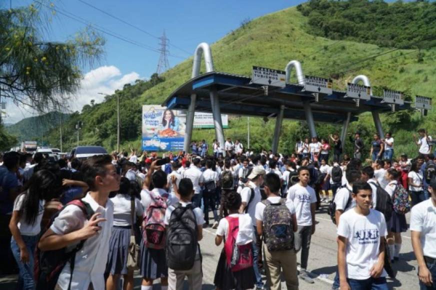 Estudiantes de colegio realizan protestas en distintas ciudades de Honduras exigiendo el bono estudiantil.