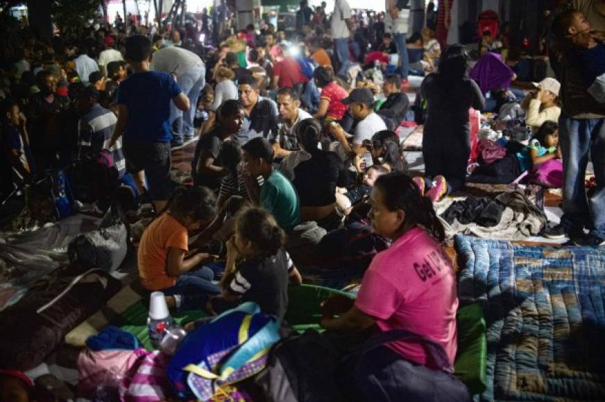 Cientos de migrantes centroamericanos aguardan en el parque Hidalgo de Tapachula, Chiapas, adonde llegaron desde el viernes. Mañana salen con rumbo a Ciudad de México. Fotos: AFP