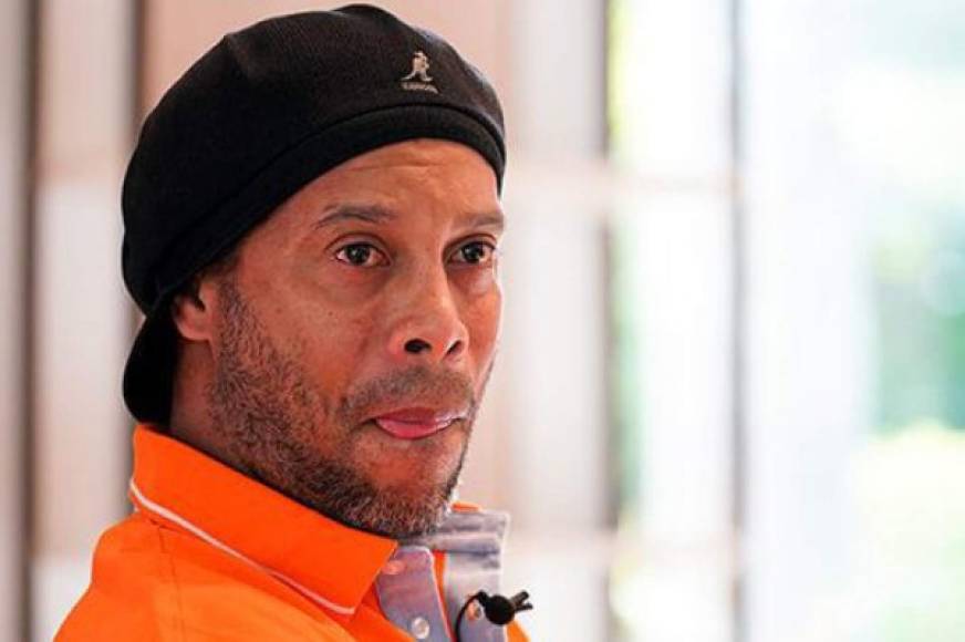 El exjugador brasileño Ronaldinho Gaúcho se volvió a convertir en noticia desde una cárcel en donde se encuentra tras las rejas en Paraguay. En esta ocasión decidió jugar y terminó perdiendo con un asesino.