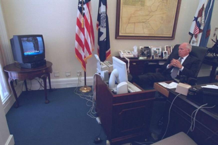 El vicepresidente Cheney mirando las noticias desde su despacho.