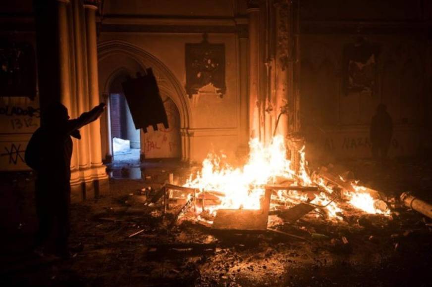 Otro templo, de Carabineros, también fue saqueado e incendiado, resultando muy dañado.