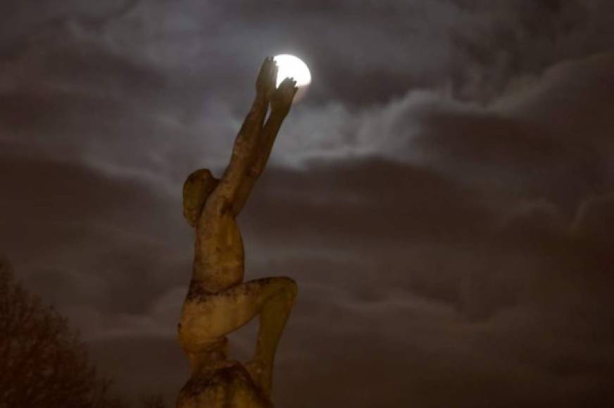 La Luna era una 'Súper Luna', el término usado cuando el satélite se encuentra a una distancia relativamente cerca de la Tierra, unos 358,000 kilómetros, por lo que se vio más grande de lo normal.