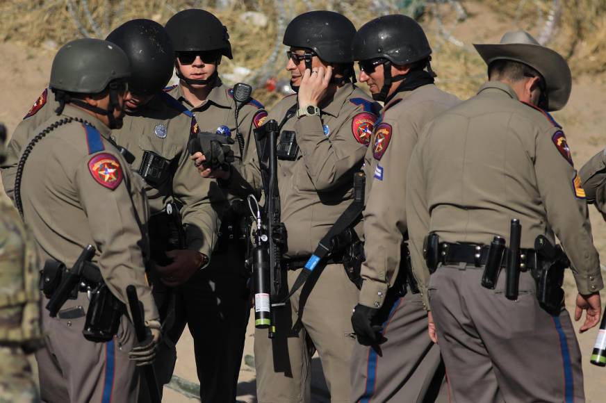La tensión migratoria en Juárez-El Paso alcanzó un nuevo pico con la Policía de Texas uniéndose al trabajo de vigilancia de la frontera que hasta ahora había recaído en manos de la Guardia Nacional. 