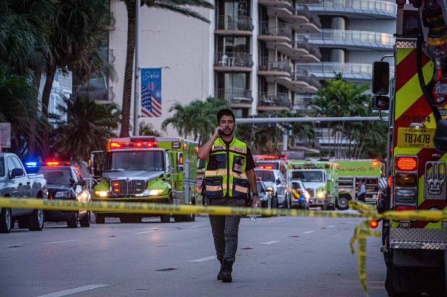 En el lugar los equipos de rescate, dirigidos por los bomberos de Miami-Dade, trabajan incasable pero cuidadosamente, pues existe el riesgo de que el edificio colapse totalmente.