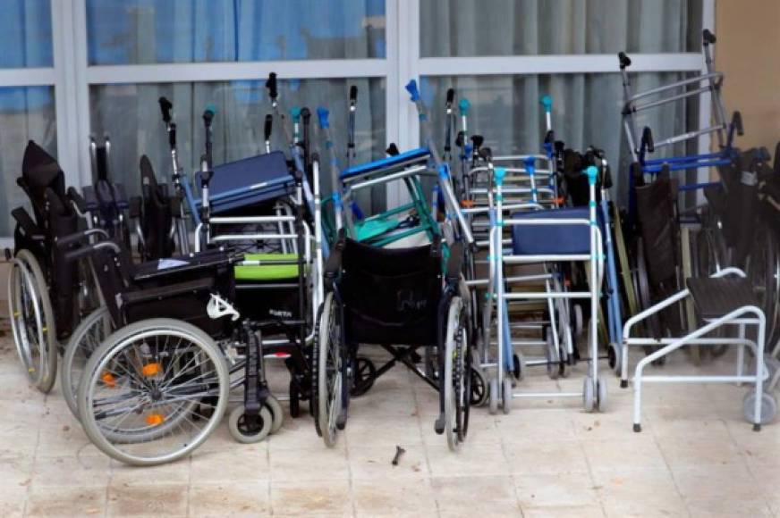 Las personas mayores, en especial si tienen condiciones médicas preexistentes, son un grupo muy vulnerable. En un asilo de ancianos en Madrid (España), los andadores y las sillas de ruedas se acumulan al desaparecer quienes los usaban.