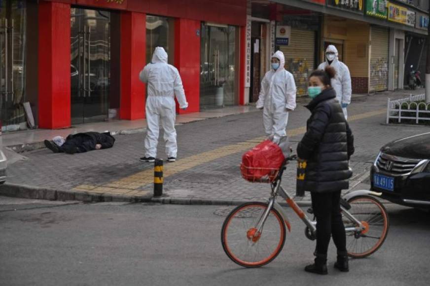 La imagen más cruda del brote de Coronavirus en China es la de un anciano con una máscara facial que se derrumbó y murió en una calle cerca de un hospital en Wuhan.