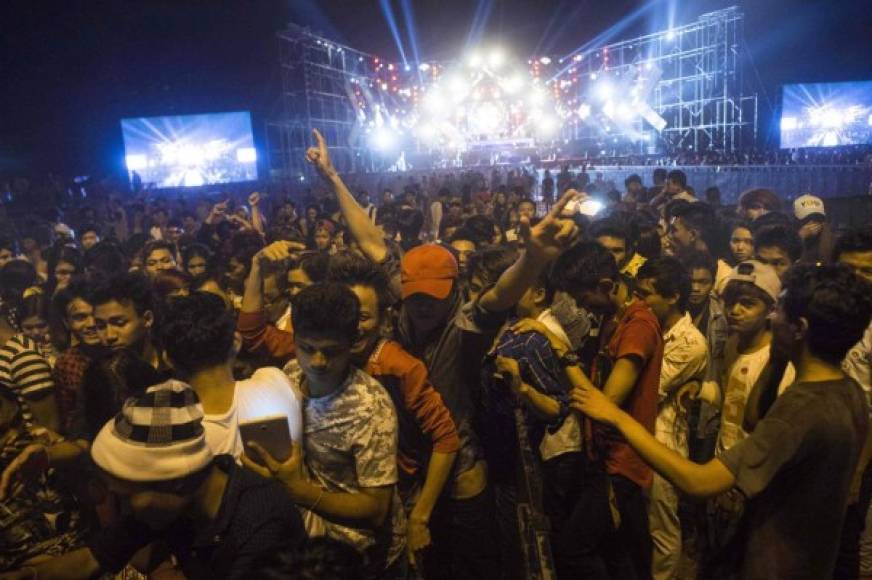 La gente celebra la llegada del 2017 en Yangón, capital de Myanmar.