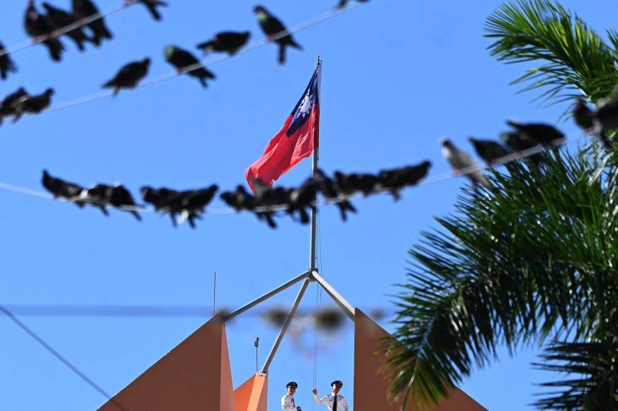 Personal del Cuerpo de Marines de Taiwán bajaron la bandera en señal de finalización de las relaciones diplomáticas con Honduras. 