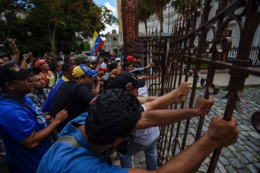 Grupos chavistas llegaron a la sede del Parlamento venezolano mientras se desarrollaba una sesión especial para discutir un juicio político contra el presidente Nicolás Maduro.