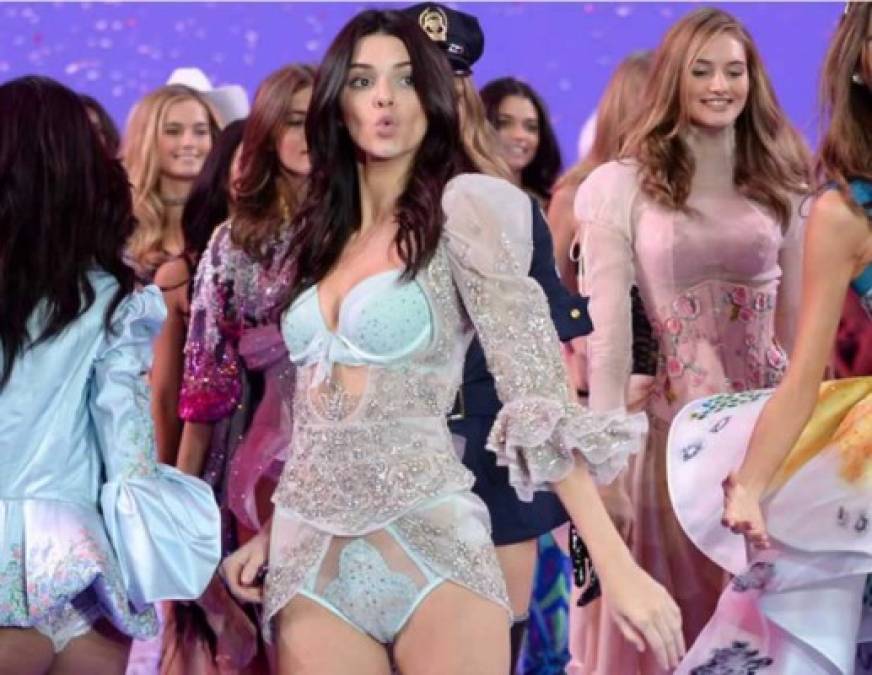 Kendall Jenner se divierte en el desfile de Victoria's Secret Fashion Show 2015.