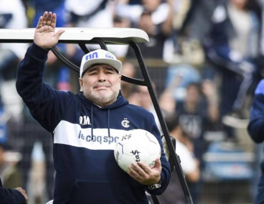 La continuidad de Diego Maradona en el Gimnasia y Esgrima La Plata está en peligro. Matías Morla, uno de los agentes del entrenador argentino. dijo que los directivos del club 'no le quieren renovar' el contrato al campeón del mundo con Argentina en México 1986, pero el presidente del equipo aseguró que le ofrecieron 'el mismo contrato' y que esa oferta fue rechazada.