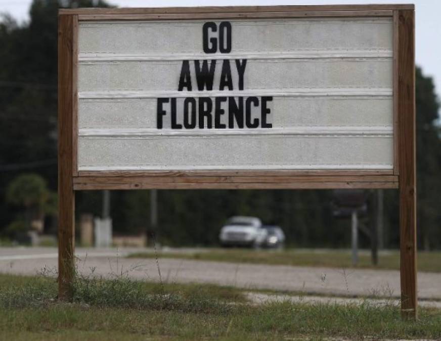 'Florence, vete de aquí', se podía leer frente al bar Tavern Law.