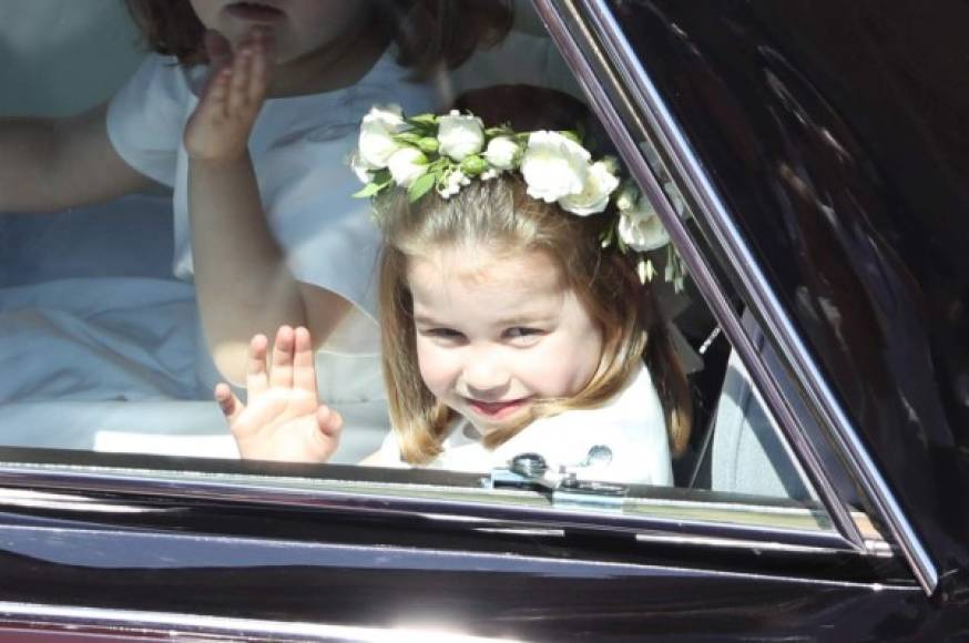 La princesa Charlotte cautivó y es que a su corta edad, sonrió y saludó a la multitud.