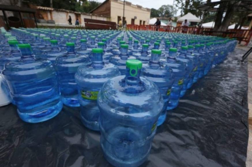 La taza se llenó con 15,730 litros de agua purificada, que fue hervida por calentadores que estuvieron integrados a la misma. Luego se agregaron los 2,270 litros de esencia de café para preparar la bebida y llegar a los 18,000 litros.