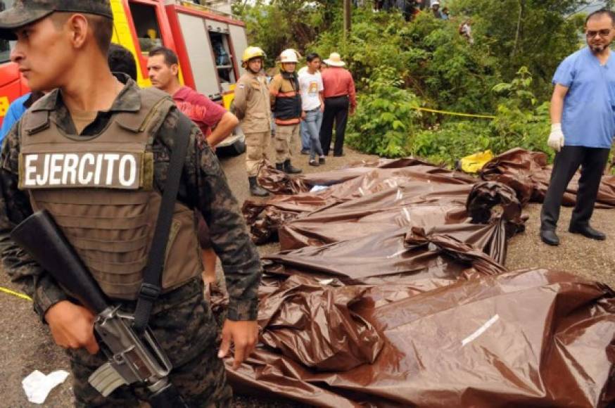 El director de la Policía de Tránsito, Quintín Juárez, dijo a los periodistas que 11 de las personas murieron en el lugar del accidente y otras tres mientras recibían atención médica en un hospital estatal.