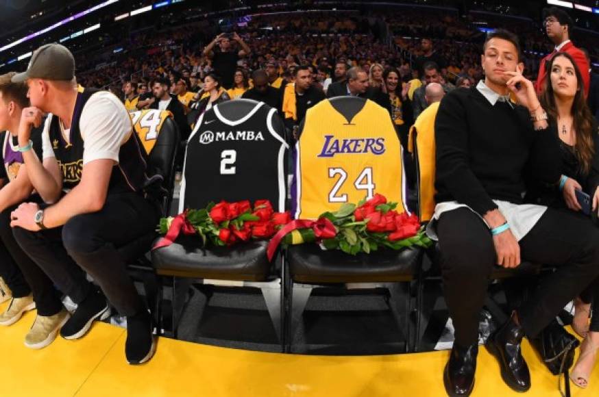 Muchos comentarios se desataron una polémica por los lugares que logró obtener el 'Chicharito' Hernández, ya que estaba justo al lado del lugar donde se colocaron las camisetas y ramos de rosas del jugador Kobe Bryant y su hija.