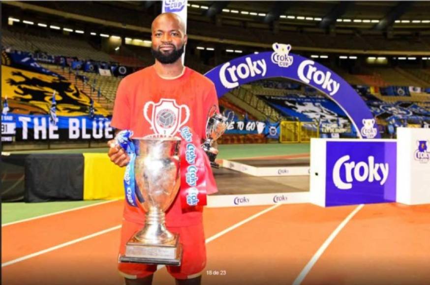 Didier Lamkel Zé posando con la copa de Bélgica ganada por el Royal Amberes en la final al Club Brujas.