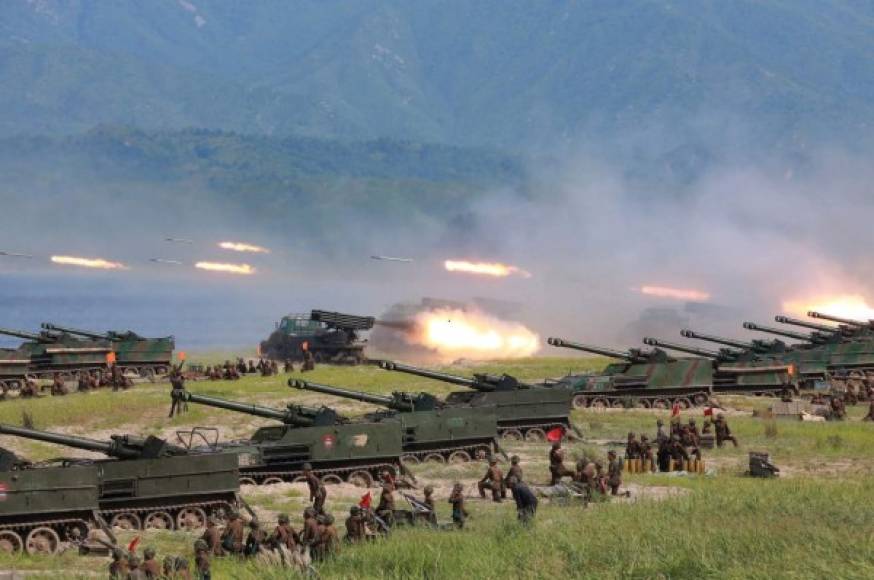 Pyongyang. Preparando la artillería. El Ejército norcoreano realizó nuevos ensayos militares con fuego real, un día después de haber lanzado tres misiles balísticos al mar de Japón.