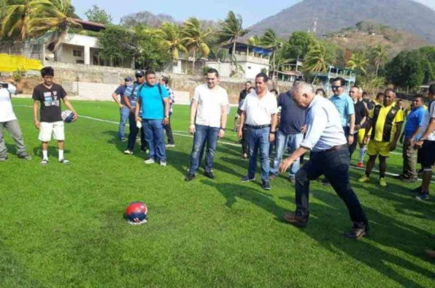 Encabezados por Mauricio Oliva, disputados del Congreso Nacional asistieron a la inauguración de la cancha.