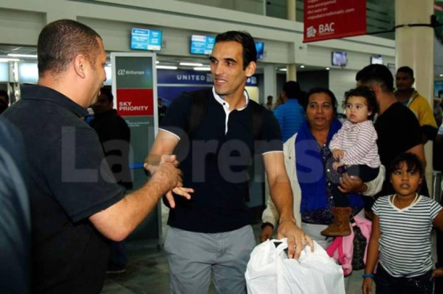 El delantero uruguayo Nicolás Cardozo se marchó el jueves de Honduras y dijo que volverá, pero como entrenador. Tras terminar su contrato con el Real España tuvo acercamientos con Motagua y Vida, pero no arregló nada.