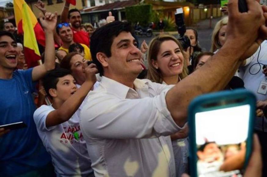 El exministro Carlos Alvarado se convirtió en presidente electo de Costa Rica tras derrotar abrumadoramente, en el balotaje del domingo, al predicador evangélico Fabricio Alvarado.