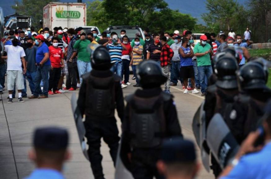 Debido a la protesta, en la capital hondureña se registró un 'tráfico infernal' en varios puntos. En El Carrizal se formaron largas filas de vehículos, hasta que los conductores decidieron desalojar pero emplazando por una respuesta hasta las 5:00 de la tarde.
