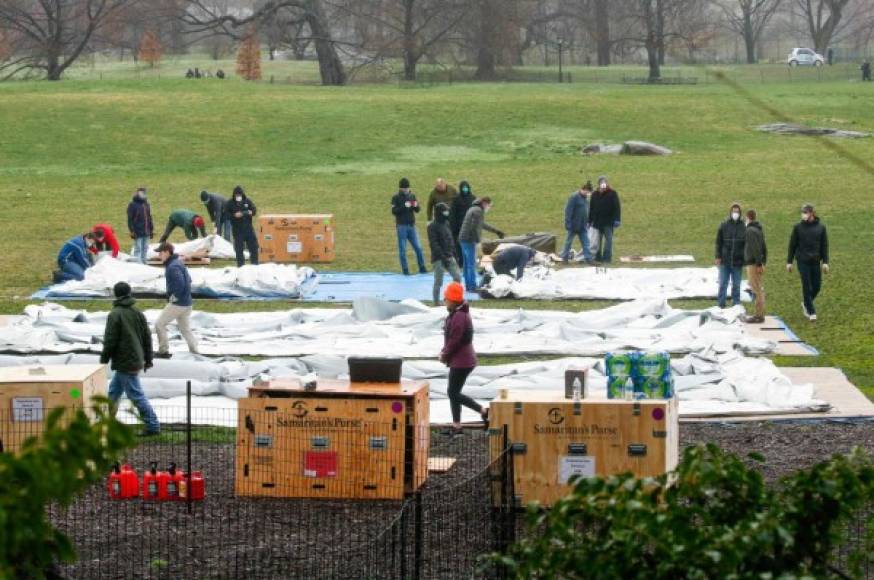 Los trabajos de construcción iniciaron este domingo. Decenas de personas trabajaban bajo una persistente llovizna en el césped del East Meadow, un área de juegos del famoso parque neoyorquino.