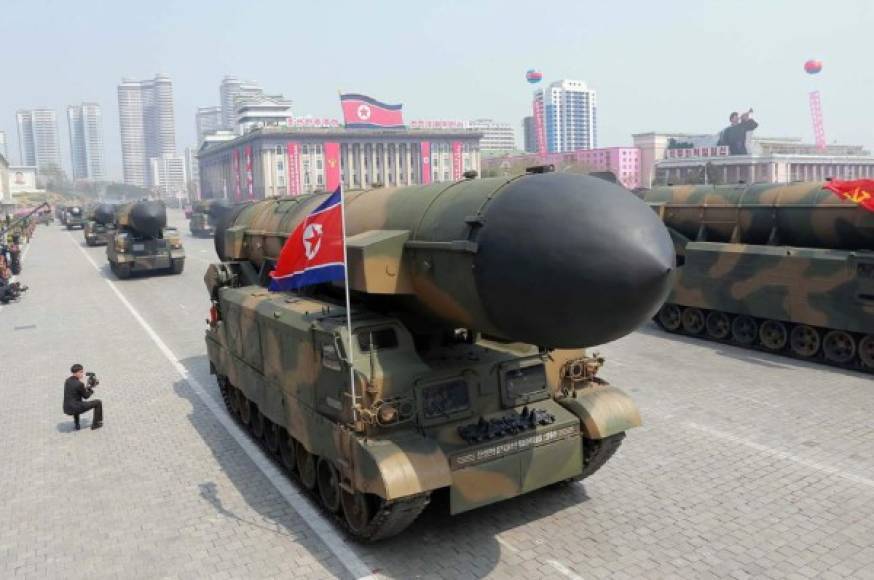 Corea del Norte enseñó al mundo su arsenal de misiles en un gran desfile militar con el que celebró su mayor fiesta nacional y lanzó el mensaje a Estados Unidos de que el país está preparado para la guerra en caso de agresión.