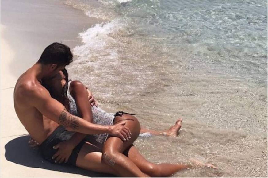 Hace unos días, Fábregas sorprendió a sus 9 millones de seguidores con esta imagen, en la que aparece junto a su espectacular esposa disfrutando en la playa durante sus vacaciones de verano.