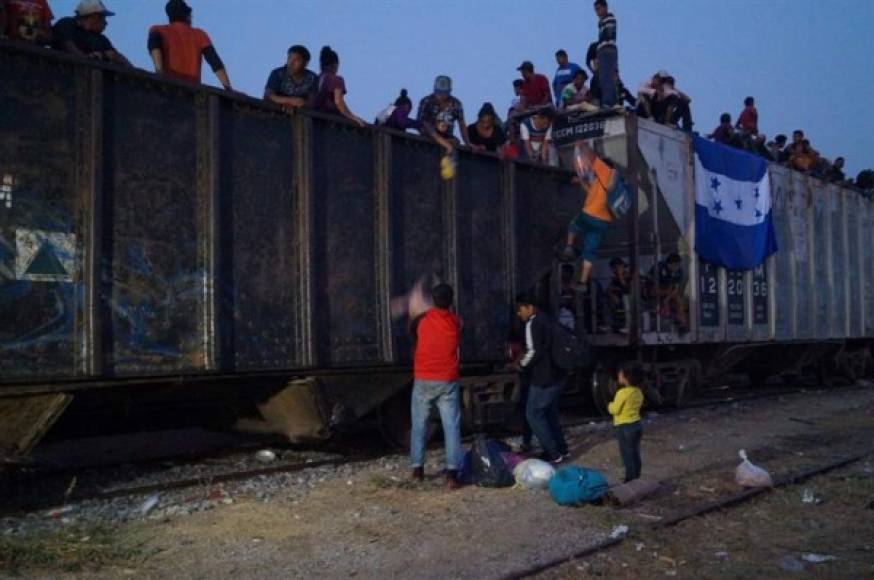 Más mil migrantes, entre los que se encuentran cientos de hondureños, que buscan llegar a Estados Unidos abordaron el tren de carga, conocido como 'La Bestia' en el sur de México, para intentar evadir a las autoridades mexicanas.