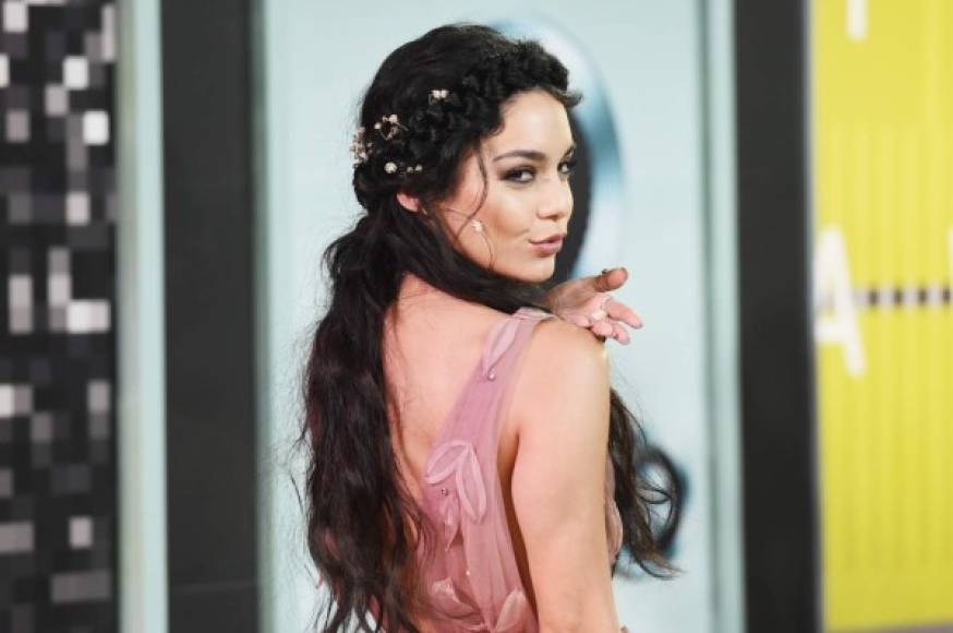 Vanessa Hudgens se lució radiante en la alfombra roja de los premios MTV Music.