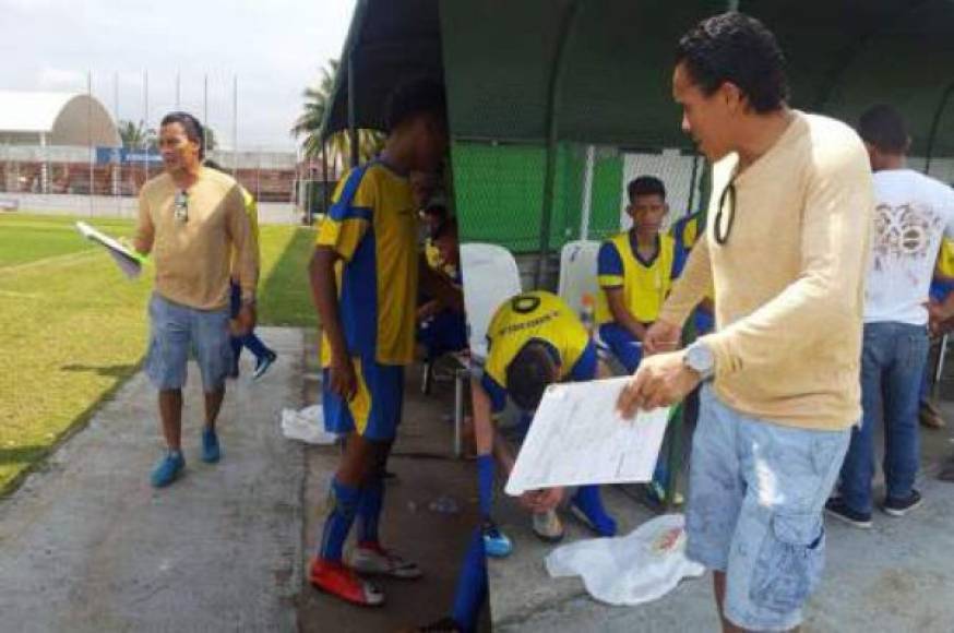 'Rambo' de León, que quiere seguir jugando al fútbol profesional, ha dado sus primeros pasos como entrenador y apareció dirigiendo en la Liga Intermedia (cuarta división) de Honduras al equipo Atlético León, por ausencia del técnico principal, en el estadio Excélsior de Puerto Cortés.