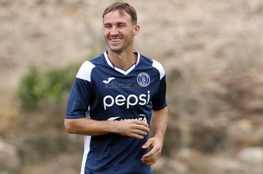 Gonzalo Klusener: El Motagua buscará renovar al delantero argentino que se convirtió en el héroe de los azules tras marcar el gol de la victoria ante la UPN en el inicio del Apertura 2020. El atacante finaliza su contrato con el cuadro capitalino en diciembre.