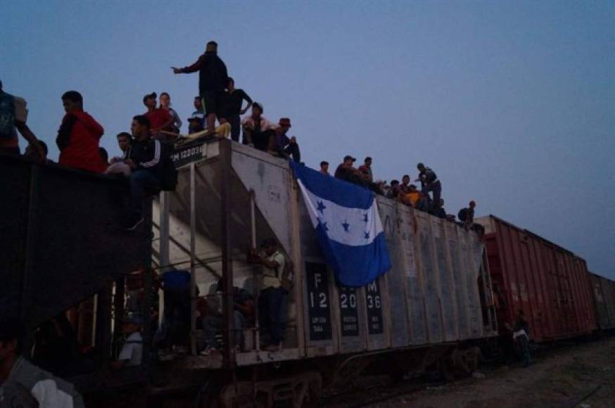 Los migrantes desplegaron una bandera de Honduras en uno de los vagones de La Bestia.