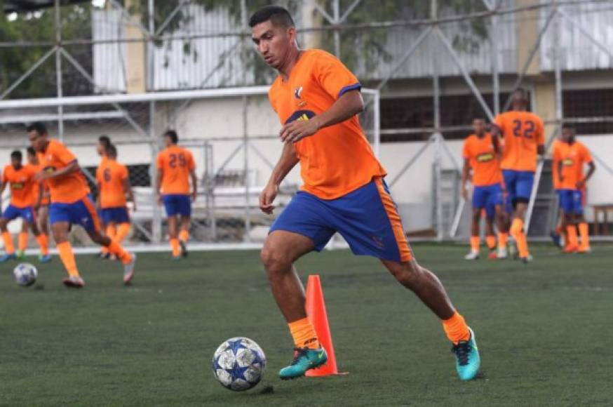 Irvin Reina: Tras ser dado de baja en el Motagua y luego de no llegar a un acuerdo con la UPNFM, el volante de contención interesa a clubes como Real Sociedad y Juticalpa FC.