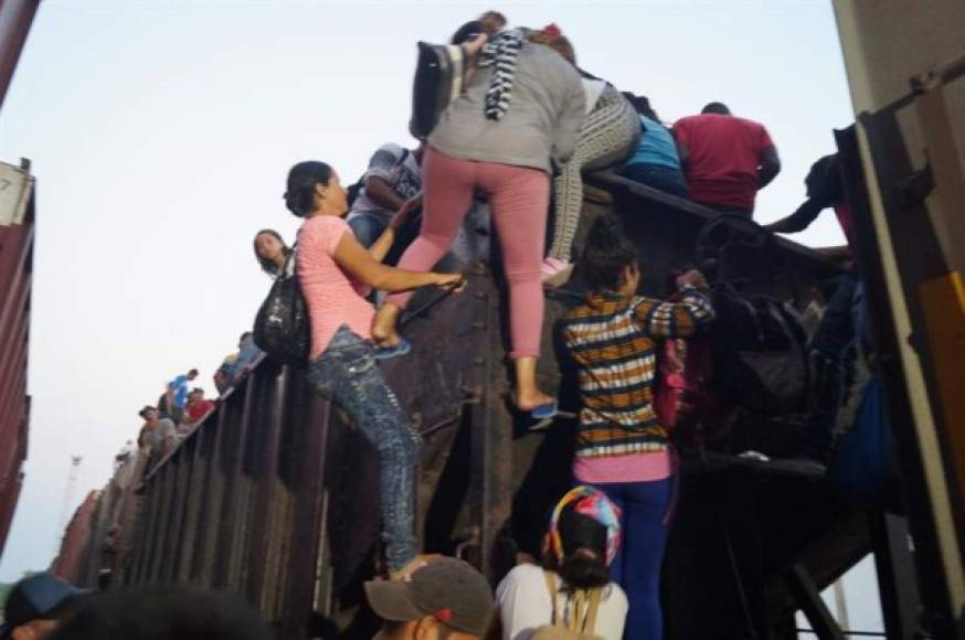 Los migrantes abordaron el tren en Chiapas tras huir de los operativos que la Policía Federal y el Instituto Nacional de Migración implementaron desde el pasado lunes en Pijijiapan donde detuvieron a 367 indocumentados en varias redadas.