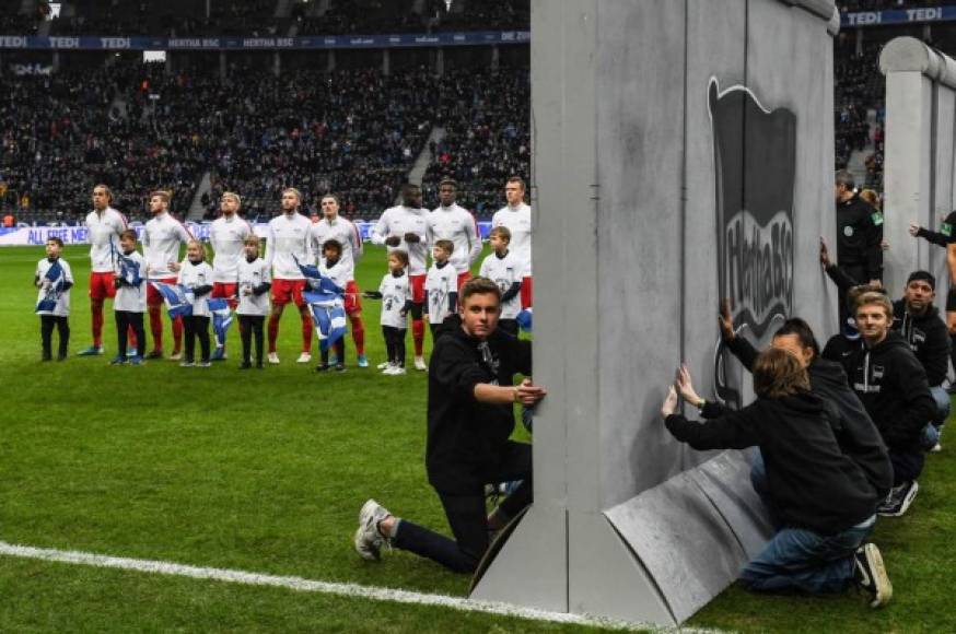 Este sábado se cumple un año más de la caída del muro que dividió a Alemania por años y en la Bundesliga prepararon un impactante recuerdo.