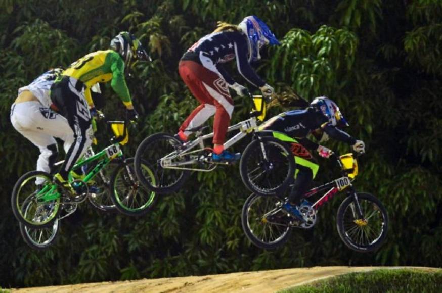 Un grupo femenino de ciclistas “vuela” con sus bicicletas durante la carrera de ciclismo BMX del Campeonato Mundial 2016 Medellín, de mujeres, en un tramo del departamento de Antioquia, Colombia. Foto AFP/Raúl Arboleda