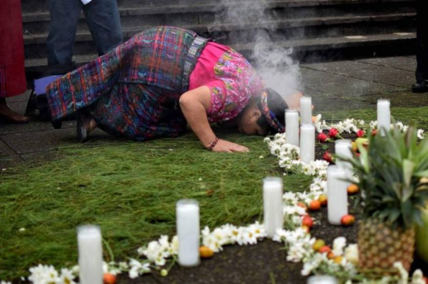 A las puertas del Palacio de justica, se celebró una ceremonia maya en recuerdo de los fallecidos.