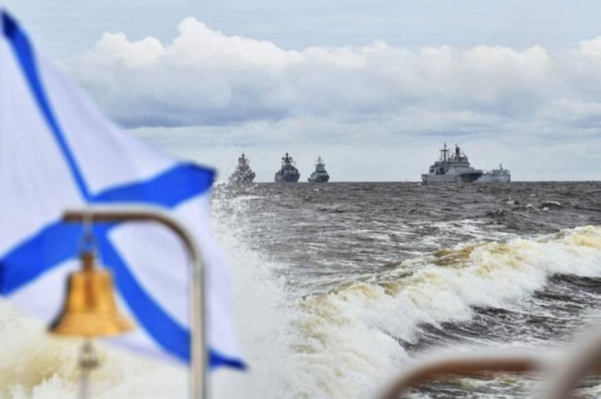 'Hoy, la flota rusa tiene todo lo necesario para defender la patria y nuestros intereses nacionales de manera infalible. Somos capaces de detectar cualquier objetivo enemigo bajo el agua, en la superficie o en el aire y asestar un golpe letal si es necesario', dijo Putin en un discurso televisado.