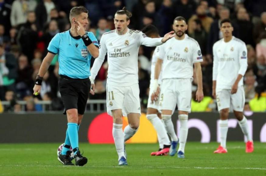 Gareth Bale protesta al árbitro italiano Daniele Orsato para que revise en el VAR la jugada del gol de Gabriel Jesús.