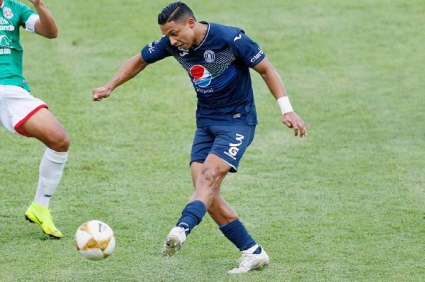 Emilio Izaguirre, que tiene contrato con el Motagua, no entra en los planes de Diego Vázquez para el próximo campeonato y en el Ciclón Azul ya le buscan equipo al lateral izquierdo. 'Emilio tiene varias opciones porque tiene contrato, le estamos buscando equipo o podemos llegar a un acuerdo financiero con él porque me imagino que quiere jugar otro mundial y para eso debe estar activo', confirmó el presidente financiero Juan Carlos Suazo.