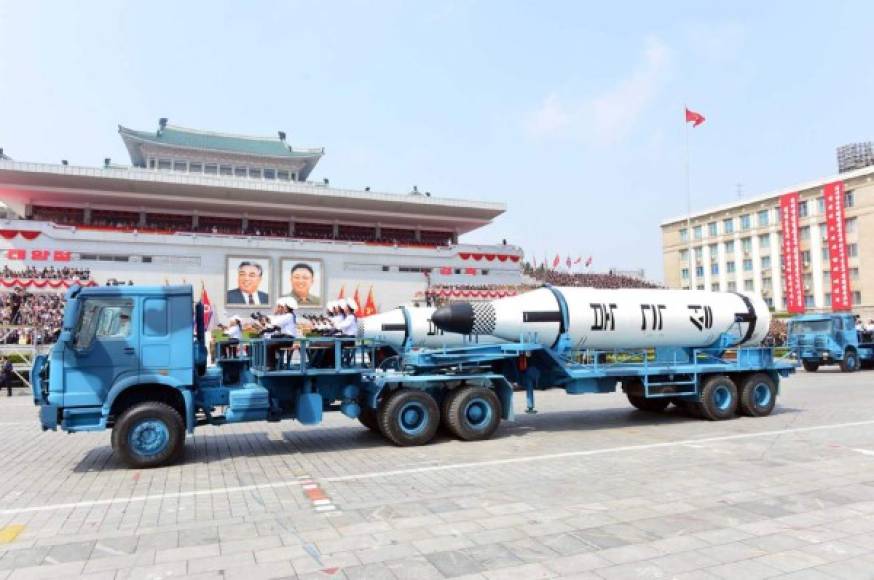 El Ejército norcoreano hizo desfilar sobre camiones por el centro de Pyongyang un tipo de proyectil nunca antes mostrado en público y que podría ser un nuevo misil balístico intercontinental (ICBM) de combustible sólido.<br/>