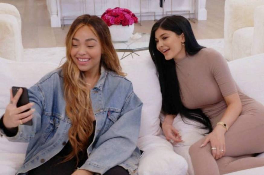 Kylie no tuvo miedo de compartir su fama. Jordyn Woods fue parte del reality Life of Kylie que inició en agosto de 2016 y terminó un año después. En el episodio final las amigas se 'casaron' durante unas vacaciones en Perú.