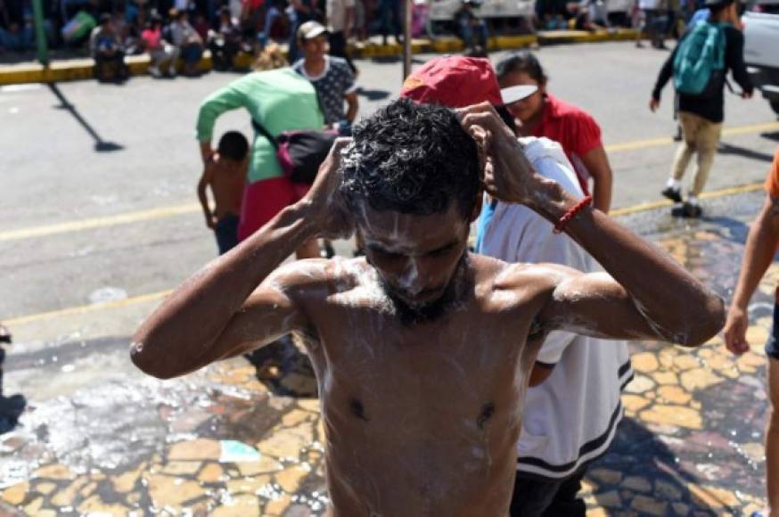 Ante el temor de ser deportados por las autoridades mexicanas, el grueso de la caravana pasó la noche a la intemperie en un parque de Tapachula, mientras algunos pocos aceptaron quedarse en los albergues habilitados por el Gobierno de Chiapas.