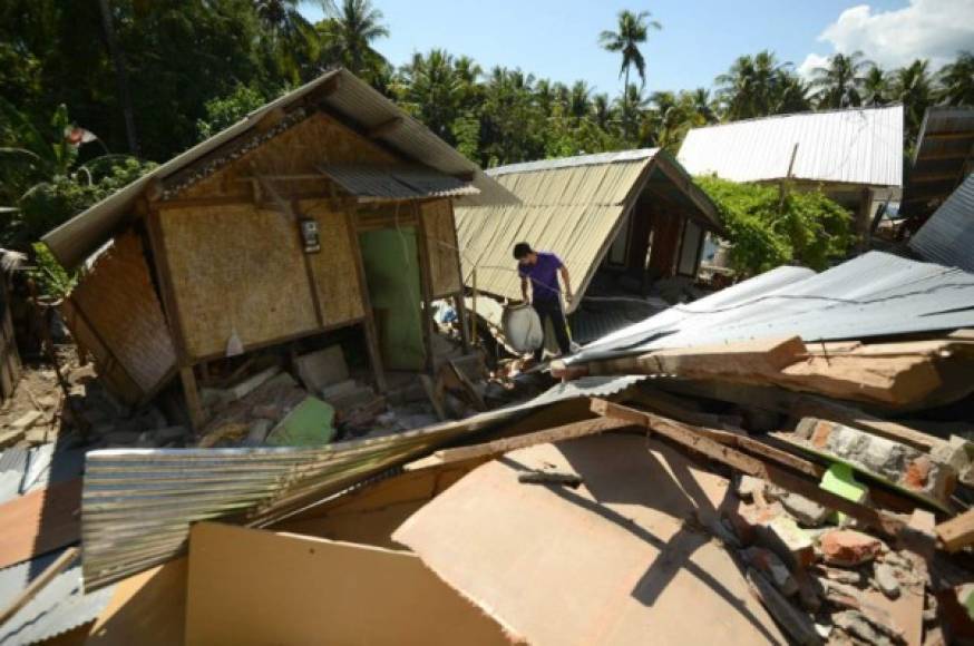 Además, 'al menos 1.400 personas resultaron gravemente heridas y 156.000 fueron desplazadas' por el terremoto de magnitud 6,9 del domingo, cuyo epicentro se situó en el norte de esta isla volcánica. Las autoridades ahora se enfocan en los nuevos daños en la devastada isla tras el último sismo.