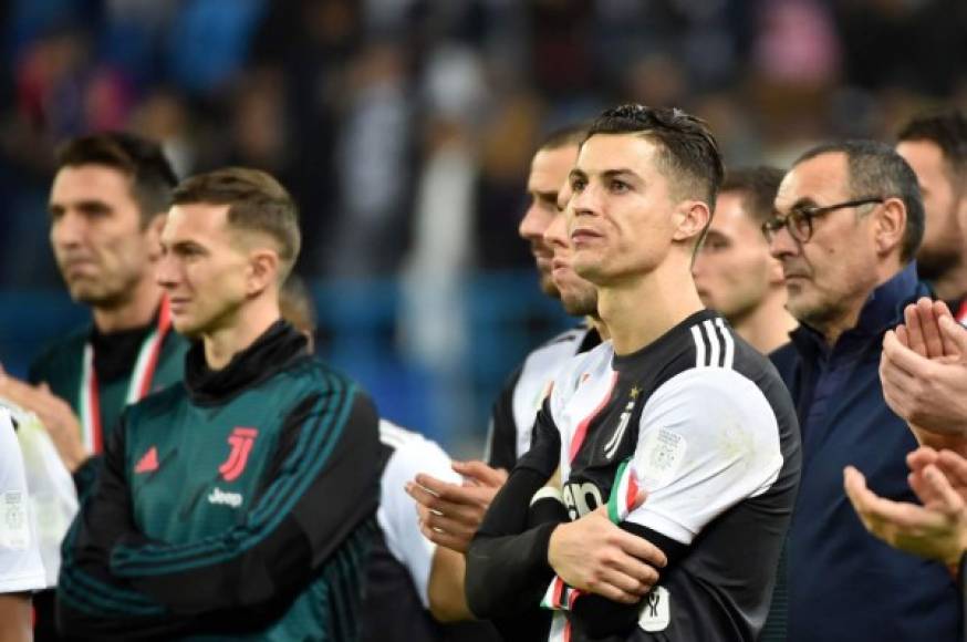 Cristiano Ronaldo se quedó junto a sus compañeros en el campo viendo la coronación de la Lazio.