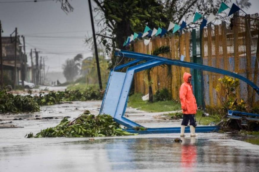 Los residentes locales regresan a casa después del paso del huracán Irma.