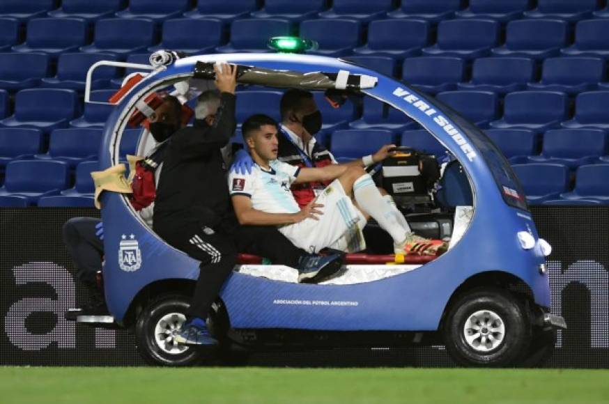 El argentino Exequiel Palacios abandonó el campo a la media hora del partido por una lesión. Entró Giovani Lo Celso en su lugar.