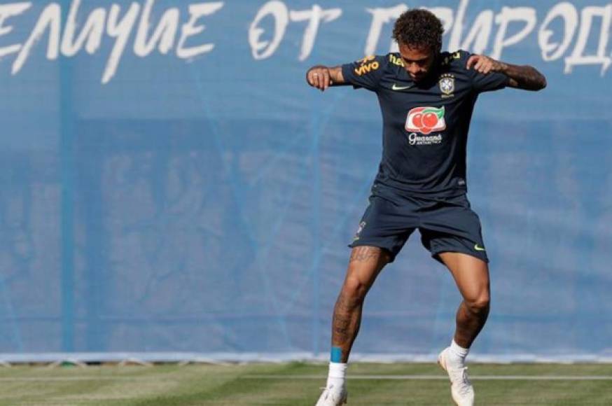Neymar se recuperó de una lesión para jugar el Mundial con Brasil, se estrenará ante Suiza. Foto EFE